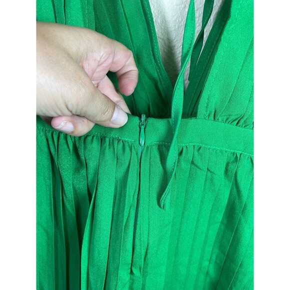 Pretty Little Thing Women Romper Playsuit Green Pleated Plunge Long Sleeve 4 - Picture 6 of 12